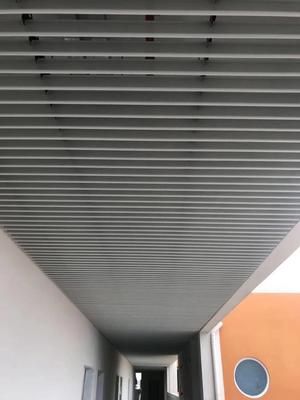 商場走道仿木紋鋁方通與鋁方管冷彎型鋼的應(yīng)用與優(yōu)勢